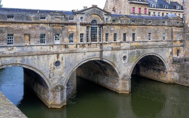 Stone arches and buildings of Pulteney Bridge