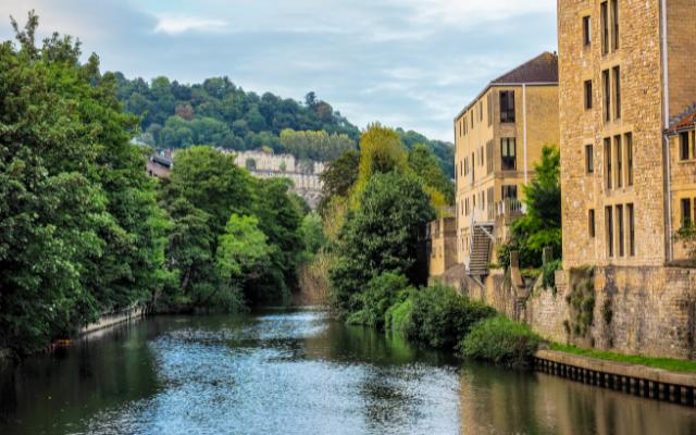 River Avon beside stone buildings in Bath
