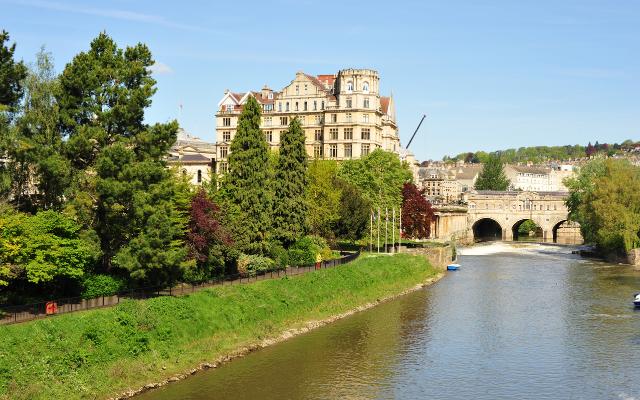 River Avon and Pulteney Bridge beside Bath’s riverside gardens