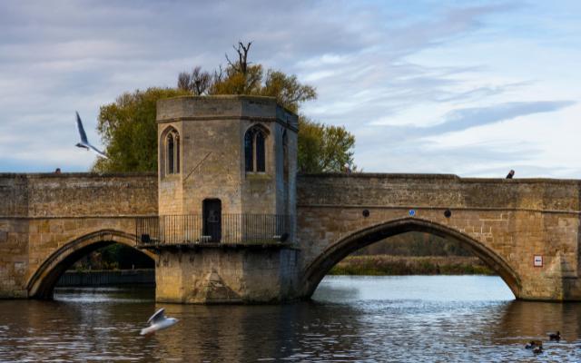 Stone bridge and chapel over the River Great Ouse
